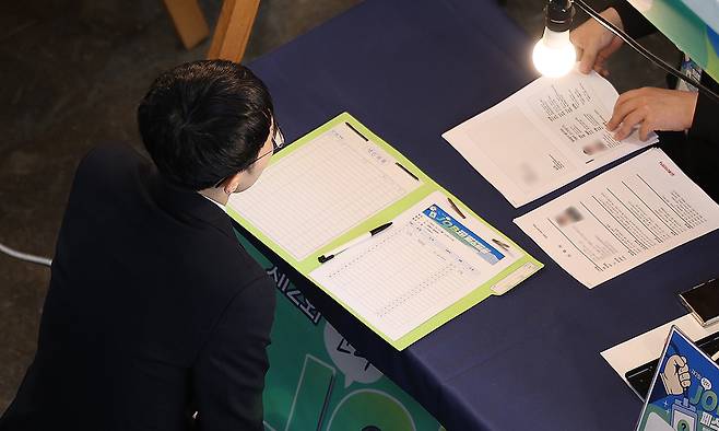 한 구직자가 채용 상담을 받고 있다. 연합뉴스