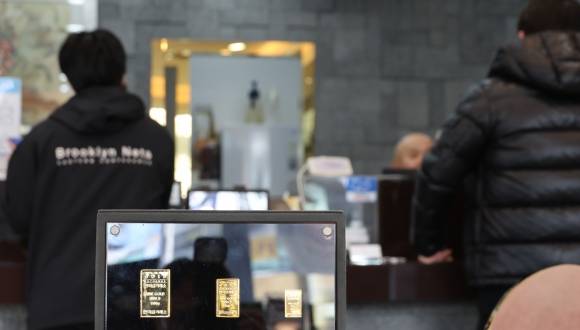 지난 2월 금값 상승에 시중은행 골드바 판매가 급증한 가운데, 한국조폐공사가 골드바 공급을 중단하면서 전례 없는 품귀 현상이 나타났다. 사진은 서울 종로구 한국금거래소에서 시민들이 금 시세를 문의하는 모습. 연합뉴스