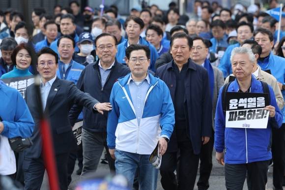더불어민주당 박찬대 원내대표 및 의원들이 15일 국회에서 윤석열 대통령 파면 촉구 도보 행진을 시작해 광화문광장 인근에 도착하고 있다. 2025.3.15. 연합뉴스