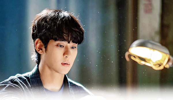 배우 김수현 디즈니플러스 드라마 ‘넉오프’ 출연 장면. 사진 월트디즈니컴퍼니 코리아