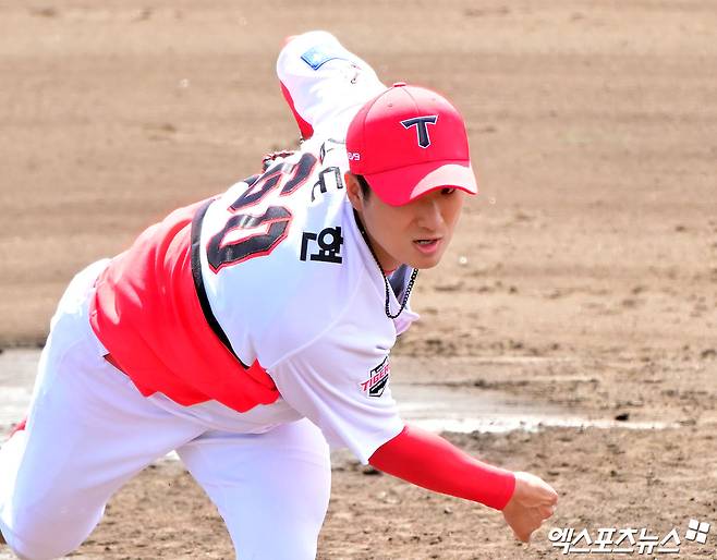 27일 오후 일본 오키나와 킨 구장에서 열린 LG 트윈스와 KIA 타이거즈의 연습경기, 1회초 KIA 선발투수 김도현이 공을 힘차게 던지고 있다. 엑스포츠뉴스 DB