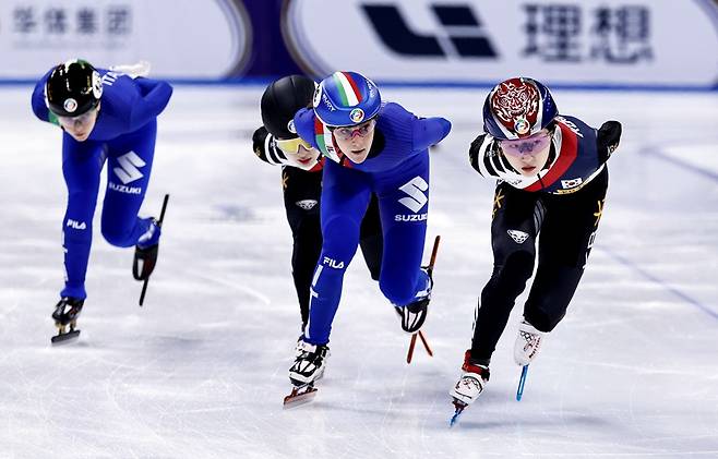 한국 여자 쇼트트랙 국가대표 최민정(오른쪽)이 15일 중국 베이징에서 열린 2025 ISU 쇼트트랙 세계선수권대회에서 여자 1000m 경기에 임하고 있다. REUTERS/연합뉴스