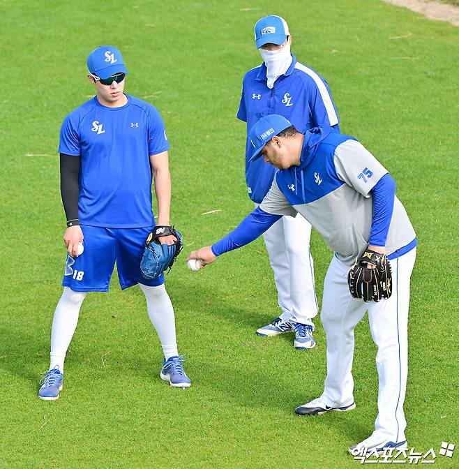 1일 오후 일본 오키나와 온나손 구장에서 열리는 LG 트윈스와 삼성 라이온즈의 연습경기, 삼성 원태인이 후라도의 그립을 바라보고 있다. 엑스포츠뉴스 DB