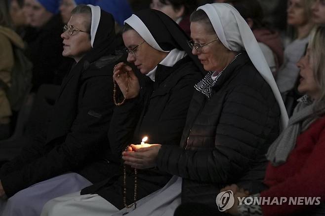 14일(현지시간) 바티칸 성 베드로 광장에서 열린 교황 건강 회복 기원 묵주기도회 [AP 연합뉴스. 재판매 및 DB 금지]