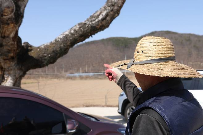 대구 군부대 이전지 나호2리 주민  (대구=연합뉴스) 박세진 기자 = 14일 대구 군부대 이전지인 군위군 우보면 나호2리에서 만난 한 주민이 마을 현황에 대해 설명하고 있다. 2025.3.14 psjpsj@yna.co.kr