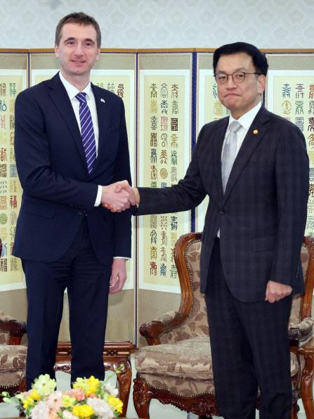 최상목 대통령 권한대행 부총리 겸 기획재정부 장관이 지난 2월18일 정부서울청사에서 루카쉬 블첵 체코 산업통상부 장관과의 면담에 앞서 악수하고 있다. (사진=연합뉴스)