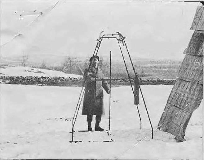 로켓 발사를 시험 중인 로버트 허칭스 고더드 (출처: Robert Hutchings Goddard(1926), Public domain, via Wikimedia Commons)