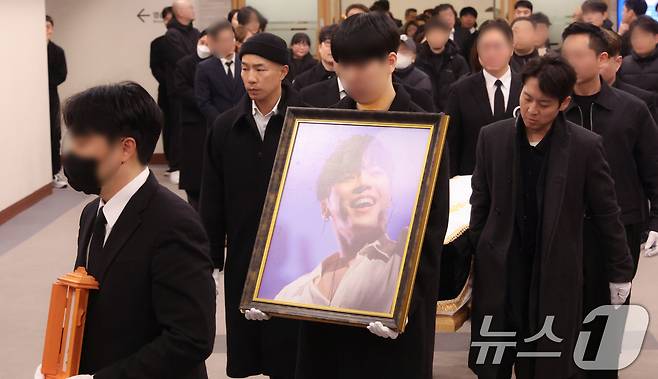 16일 오전 서울 강남구 삼성서울병원 장례식장에서 고(故) 휘성의 영결식 및 발인이 열린 가운데 고인의 절친으로 알려진 가수 하동균과 마이티마우스의 추플렉스(상추)가 운구를 하고 있다. (공동취재) 2025.3.16/뉴스1 ⓒ News1 이동해 기자