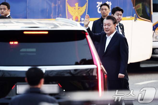 법원의 구속취소 청구 인용으로 석방된 윤석열 대통령이 8일 오후 경기 의왕시 서울구치소를 빠져나오며 지지자들에게 인사하고 있다. 윤 대통령은 내란 우두머리 혐의로 지난 1월 26일 구속기소 된 지 41일 만, 1월 15일 체포된 후 52일 만에 자유의 몸이 됐다. 2025.3.8/뉴스1 ⓒ News1 오대일 기자