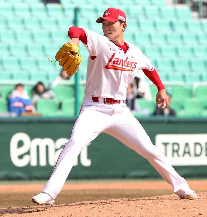 SSG 김건우가 10일 인천SSG랜더스필드에서 열린 2025 KBO리그 시범경기 한화전에 등판해 공을 던지고 있다. 사진 | SSG 랜더스