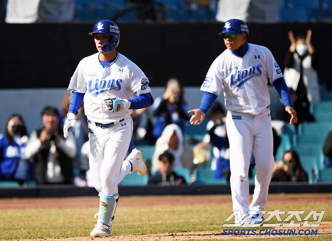 시범경기 경기장을 찾은 삼성 팬들 마음은 벌써부터 설레기 시작했다.