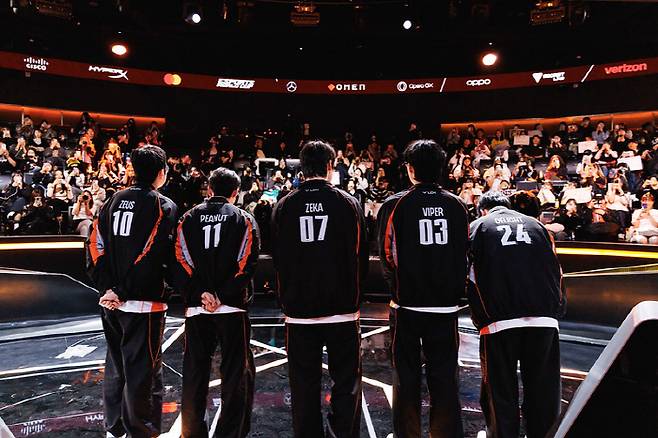 LCK 한화생명 선수들이 15일 LCK아레나에서 열린 퍼스트 스탠드 4강전에서 LPL 대표 TES를 3대0으로 가볍게 꺾고 결승에 진출한 후 관중들에게 인사를 하고 있다. 사진제공=라이엇게임즈