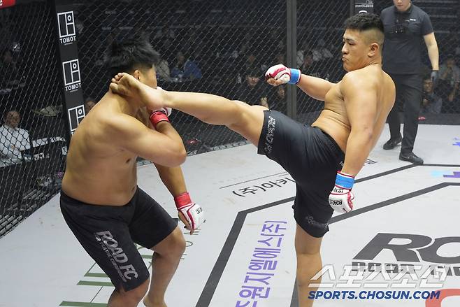 세키노 타이세이가 권아솔에게 하이킥을 날리고 있다. 사진제공=로드FC