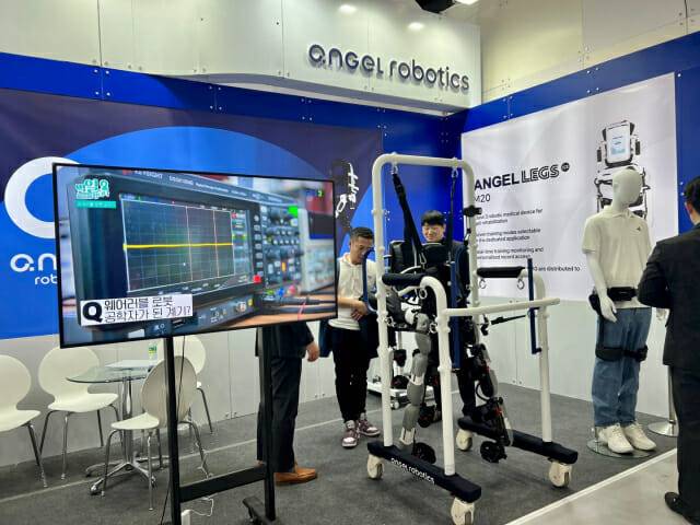 엔젤로보틱스가 14~17일 서울 삼성동 코엑스에서 열린 제39회 국제의료기기·병원설비전시회(KIMES 2024)에서 웨어러블 로봇을 선보였다. (왼쪽부터) '엔젤렉스 M20', '슈트 H10' (사진=지디넷코리아 신영빈 기자)