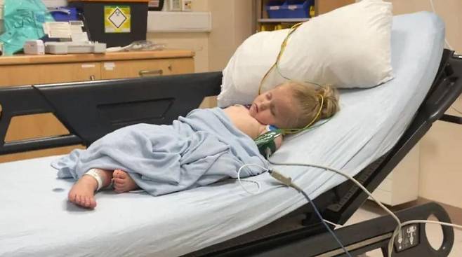 사진 속 아를라(2세)를 포함해 일부 어린이들은 응급 치료가 필요했다