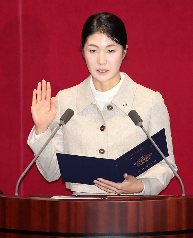 작년 1월 김은희 당시 국민의힘 의원이 서울 여의도 국회 본회의장에서 열린 제411회국회(임시회) 제4차 본회의에서 국회의원 선서를 하고 있다. /뉴스1