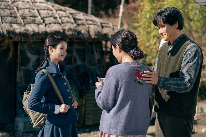 금명(아이유)을 바라보는 애순과 관식. /넷플릭스