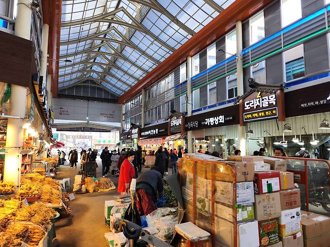 지난 13일 서울 동대문구 경동시장 내부. 이곳은 롯데마트 청량리점에서 800m쯤 떨어져 있다. /김관래 기자