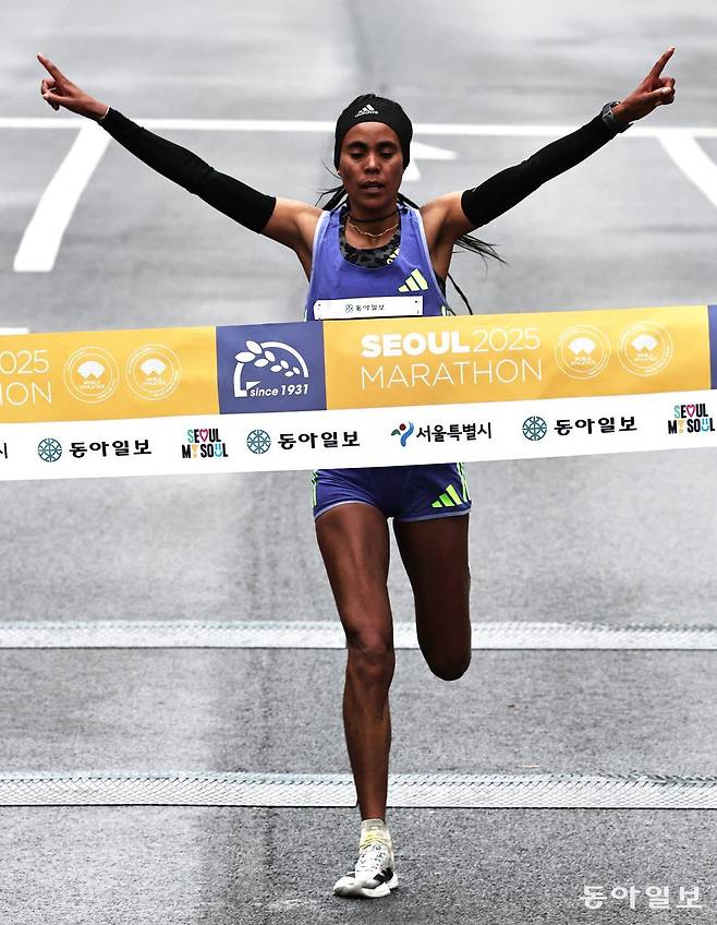 베켈레치 구데타 보레차(에티오피아)가 16일 열린 2025서울마라톤 겸 제95회 동아마라톤에서 국제 여자에서  1위로 골인하고 있다. 양회성 기자 yohan@donga.com