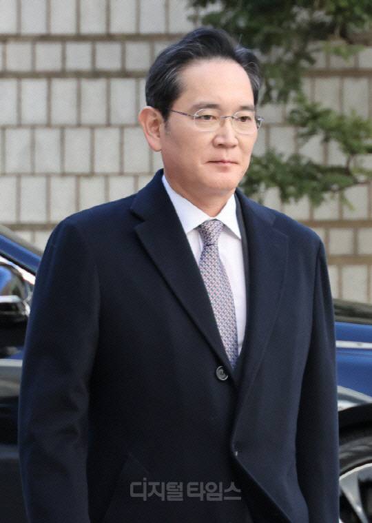 이재용 삼성전자 회장이 지난달 3일 서울고등법원에서 열린 삼성물산·제일모직 부당 합병, 회계 부정 혐의 등에 대한 항소심 선고 공판에 출석하고 있다. 박동욱 기자