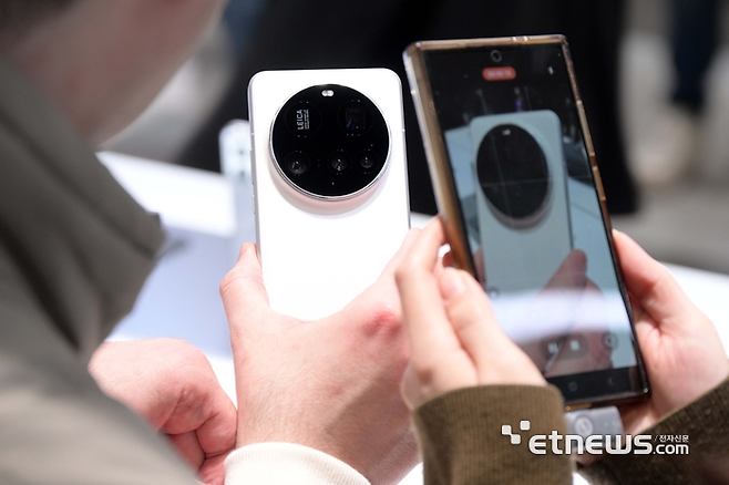 샤오미 부스에서 관람객이 인공지능(AI) 탑재 스마트폰 '샤오미15' 시리즈를 체험하고 있다. 김민수 mskim@etnews.com