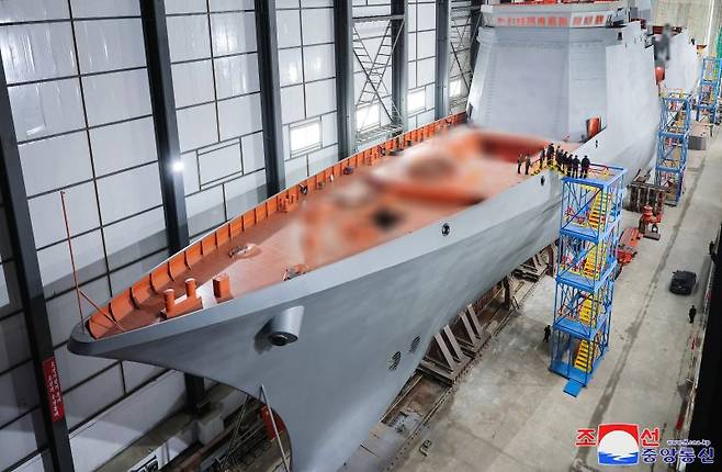 김정은 북한 국무위원장이 핵 추진 잠수함 등 함선·함정 건조 사업 실태를 시찰했다고 조선중앙TV가 지난 8일 보도했다. 사진= 조선중앙통신 캡처