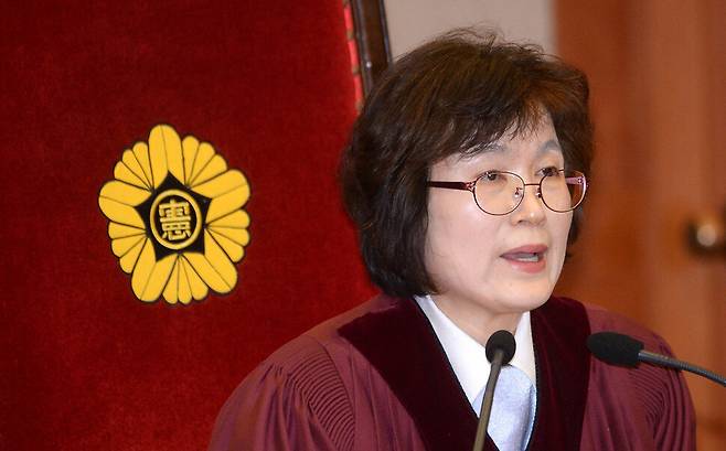 이정미 헌법재판소장 권한대행이 2017년 3월 10일 오전 서울 종로구 재동 헌법재판소 대심판정에서 박근혜 대통령 탄핵 심판 결정문을 읽고 있다. 사진공동취재단