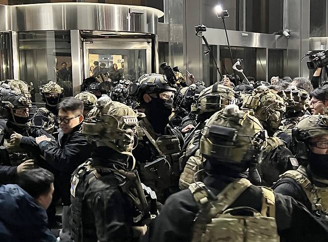 2024년 12월 3일 윤석열 대통령이 비상계엄을 선포한 가운데 4일 새벽 서울 여의도 국회의사당에 무장한 계엄군이 진입을 시도하고 있다. 연합뉴스