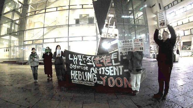 지난 14일(현지시각) 독일 남부 바덴뷔르템베르크의 주도인 슈투트가르트 지역 클라이너 슐로스플라츠 광장에서도 교민 5명이 참여한 ‘미니 집회’가 열렸다. 슈투트가르트에선 계엄령이 선포됐던 지난해 12월 초부터 규탄 집회가 시작됐고, 이날로 9차 집회를 여는 등 규모는 작지만 독일에서 가장 꾸준히 목소리를 내고 있다. 15일에도 소규모 집회를 열어 최근 논란이 된 독일 공영방송의 계엄령 관련 다큐멘터리에 항의하는 서명을 모으기도 했다. 사진 독일 교민 제공