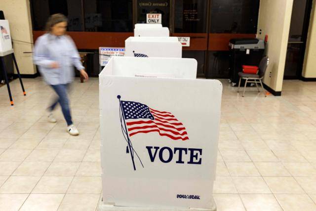 지난해 3월 5일 미국 텍사스주 브라운스빌 법원에 설치된 투표장에서 한 시민이 투표함으로 향하고 있다. 이날은 작년 미국 대선 후보 경선이 집중된 '슈퍼 화요일'이었으며, 텍사스주는 대선 후보를 오픈프라이머리로 선출하는 지역 중 한 곳이다. 브라운스빌=AFP 연합뉴스
