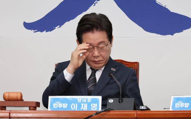이재명 더불어민주당 대표가 지난 12일 서울 여의도 국회에서 열린 최고위원회의 도중 안경을 고쳐 쓰고 있다. 연합뉴스
