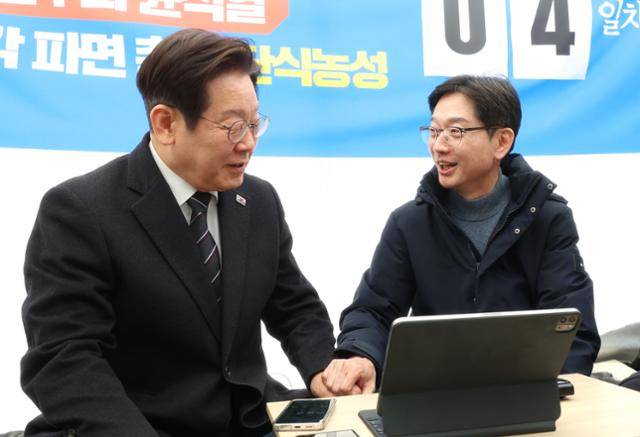 이재명(왼쪽) 더불어민주당 대표가 12일 서울 광화문 인근 천막에서 윤석열 대통령 파면을 촉구하며 단식 농성에 돌입한 김경수 전 경남지사를 만나 대화를 나누고 있다. 연합뉴스