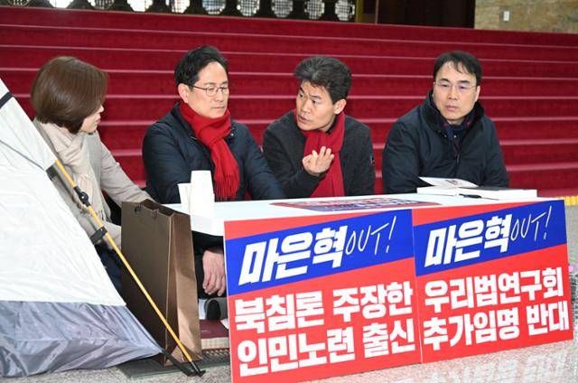 한국사 강사 전한길(왼쪽 세 번째)씨가 3일 국회 로텐더홀에서 마은혁 헌법재판관 임명을 반대하며 단식 농성 중인 박수영 (왼쪽 두 번째) 국민의힘 의원을 방문해 대화하고 있다. 고영권 기자
