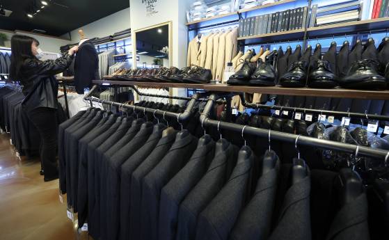 수원시는 취업을 준비하는 19~39세 수원 청년에게 면접 정장을 빌려주는 '2025년 청나래' 사업을 지난달 3일 시작했다. 연합뉴스