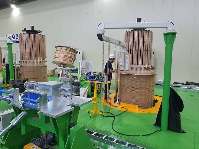 한 근로자가 권선 작업을 하고 있다. 홍성=윤현주 기자