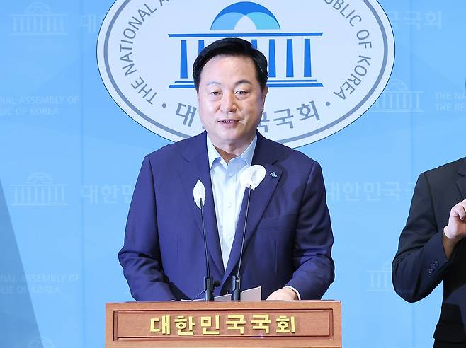 김두관 전 더불어민주당 의원이 지난해 8월12일 오전 국회 소통관에서 기자회견을 열고 개헌을 위한 ‘국민대연합’ 구성과 정권탈환을 위한 민주당 혁신을 제안하고 있다. 연합뉴스