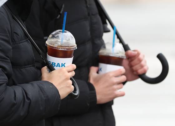 People with takeout iced americanos in Seoul in November 2021. [NEWS1]
