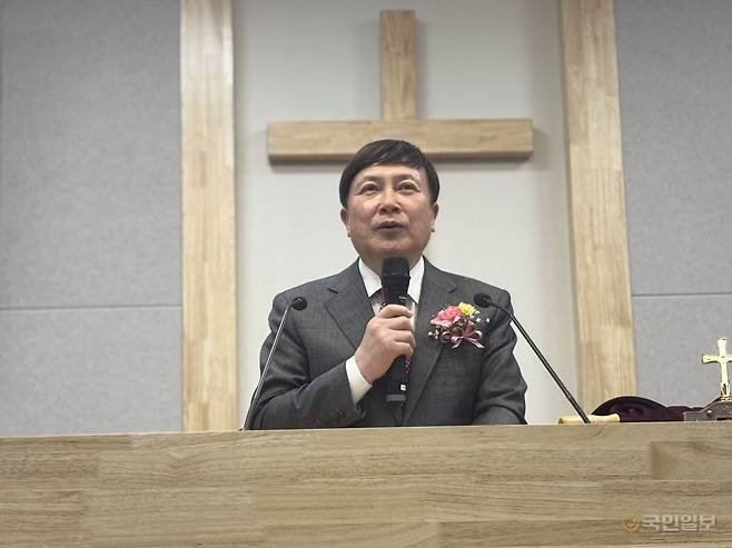 김상길(왼쪽) 화도평강순복음교회 목사가 16일 인사하고 있다.