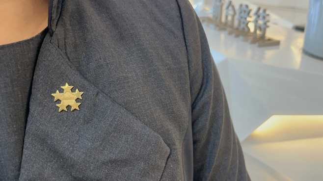 모르페우스 직원의 포브스 배지  / 사진= 문서연 여행+ 기자