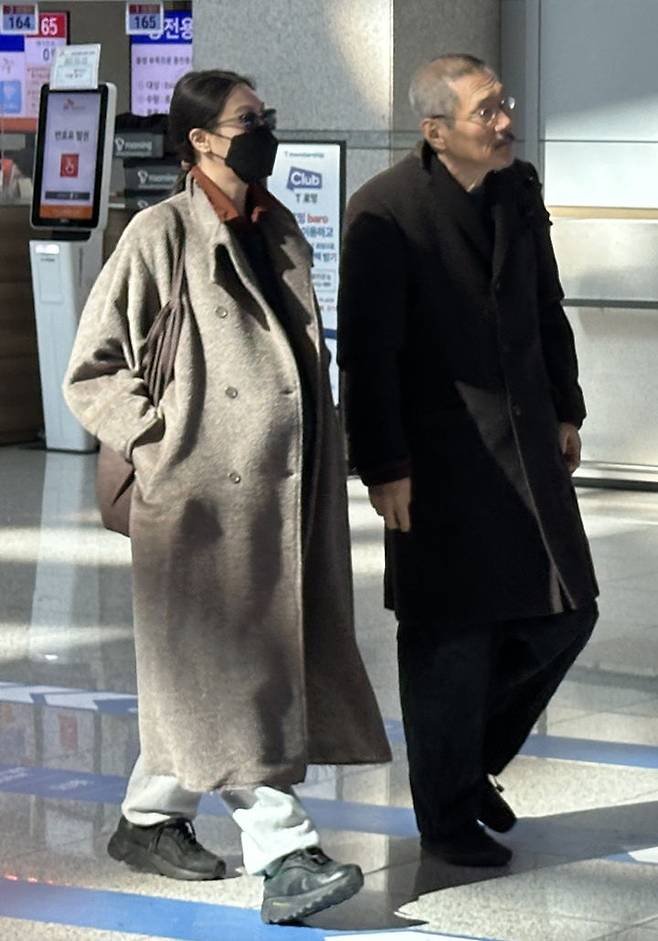 [서울=뉴시스] 배우 김민희와 홍상수 감독이 지난 19일 인천국제공항을 통해 독일 베를린으로 출국하고 있다. (사진=BBS 제공) 2025.02.21. photo@newsis.com *재판매 및 DB 금지