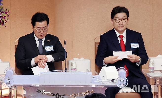 [서울=뉴시스] 조성우 기자 = 권성동(오른쪽) 국민의힘 원내대표와 박찬대 더불어민주당 원내대표가 16일 오후 서울 영등포구 여의도 순복음교회에서 열린 한국교회 부활절 연합예배 2차 준비 기도회에 참석해 자리하고 있다. 2025.03.16. xconfind@newsis.com