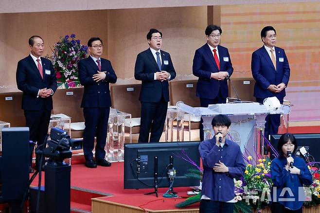 [서울=뉴시스] 국회사진기자단 = 권성동(오른쪽 두 번째부터) 국민의힘 원내대표와 박찬대 더불어민주당 원내대표가 16일 오후 서울 영등포구 여의도순복음교회에서 열린 한국교회 부활절 연합예배 2차 준비기도회에 참석해 예배하고 있다. 오른쪽은 이영훈 목사. 2025.03.16. photo@newsis.com