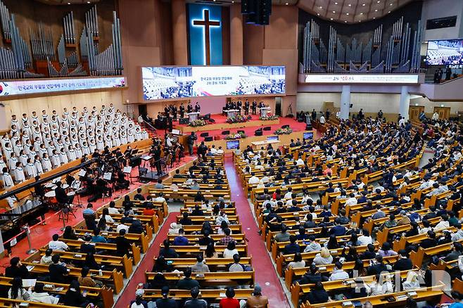 [서울=뉴시스] 국회사진기자단 = 권성동 국민의힘 원내대표와 박찬대 더불어민주당 원내대표가 16일 오후 서울 영등포구 여의도순복음교회에서 열린 한국교회 부활절 연합예배 2차 준비기도회에 참석해 찬양하고 있다. 2025.03.16. photo@newsis.com