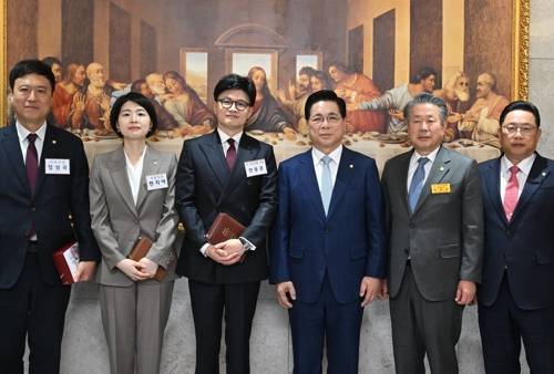 이영훈 담임목사와 기념촬영 하는 한동훈 전 대표 이영훈 담임목사와 기념촬영 하는 한동훈 전 대표     (서울=연합뉴스) 국민의힘 한동훈 전 대표가 16일 서울 영등포구 여의도순복음교회에서 예배를 마친 뒤 이영훈 담임목사와 기념촬영 하고 있다. 2025.3.16 [국회사진기자단]     utzza@yna.co.kr (끝)   <저작권자(c) 연합뉴스, 무단 전재-재배포, AI 학습 및 활용 금지>