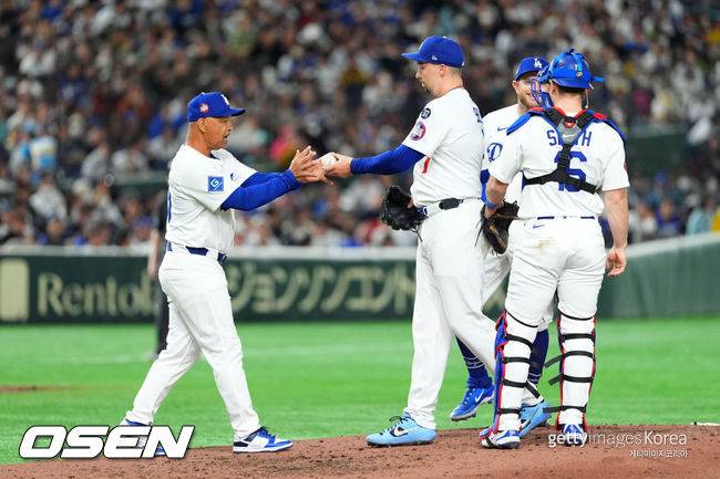 [사진] LA 다저스 데이브 로버츠 감독이 5회 블레이크 스넬을 교체하고 있다. ⓒGettyimages(무단전재 및 재배포 금지)