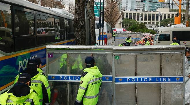 윤석열 대통령의 탄핵 심판 선고를 앞둔 16일 서울 종로구 헌법재판소 인근에 경찰 방호벽이 설치되어 있다.
