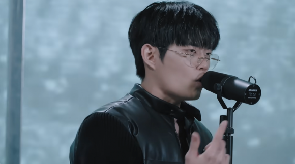 비트박서 윙이 자작곡 ‘도파민’을 부르고 있다. 이 공식 영상은 유튜브에서 약 한 달 만에 조회수 645만건을 돌파하며 큰 반향을 불러일으키고 있다. 유튜브 채널 ‘비트펠라 하우스’ 캡처