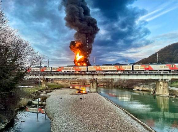 14일(현지시간) 흑해 연안의 러시아 크라스노다르 투압세의 대형 정유공장이 우크라이나 공격을 받았다. 다음날 볼로디미르 젤렌스키 우크라이나 대통령이 자국산 신형 ‘롱 넵튠’ 실전 배치를 발표하면서 정유공장 화재와의 관련성이 제기됐다. 사진은 정유공장 타격 순간이 담긴 현지 폐쇄회로(CC)TV  화면. 2025.3.15 텔레그램