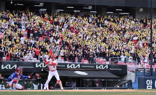 KIA 타이거즈 김도영이 15일 삼성 라이온즈와 시범경기에서 타격에 임하고 있다. /사진=KIA 타이거즈 제공