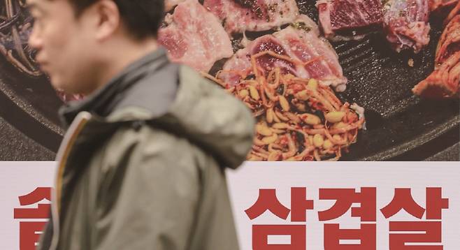 소주 2000원 마케팅을 앞세운 프랜차이즈 고깃집이 늘고 있다.[사진｜뉴시스]